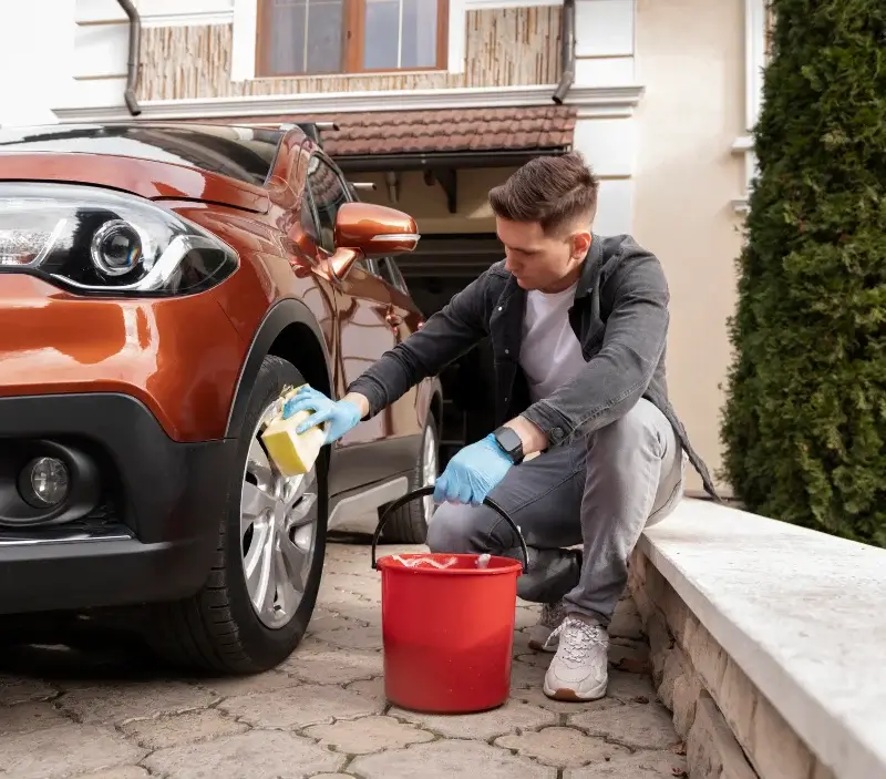 Lavage auto à domicile Louverné : professionnel intervenant sur un véhicule